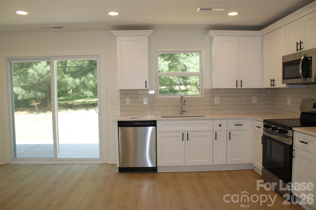 562 W Park Avenue - Photo 3