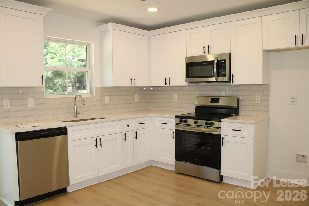 562 W Park Avenue - Photo 1