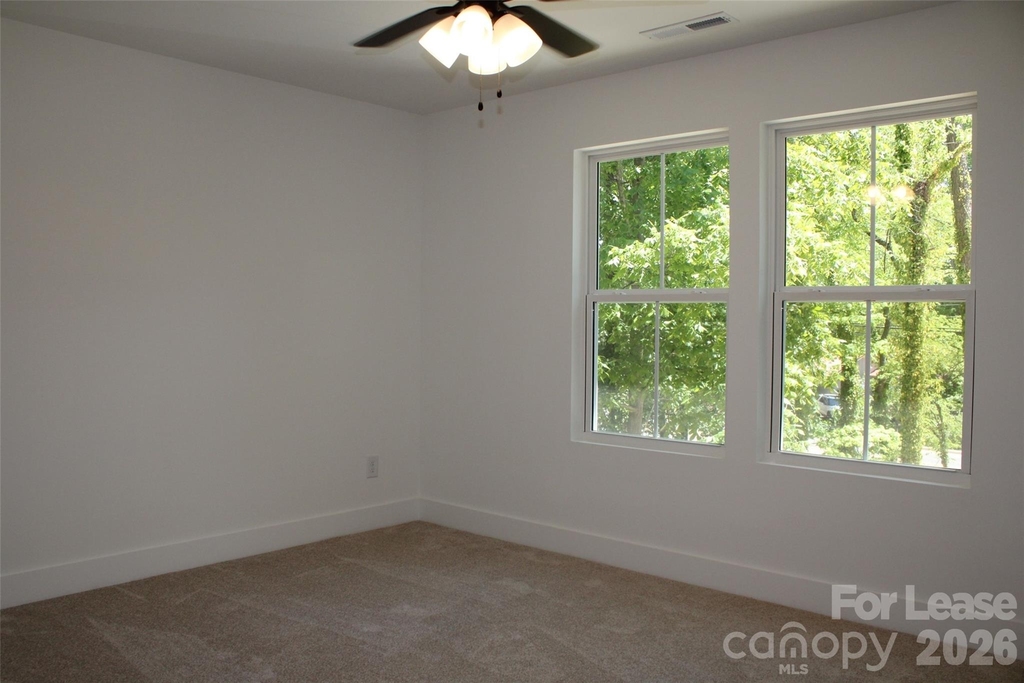 562 W Park Avenue - Photo 10