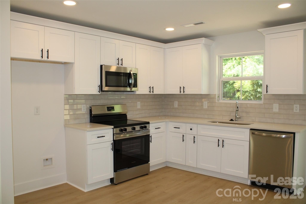 562 W Park Avenue - Photo 1