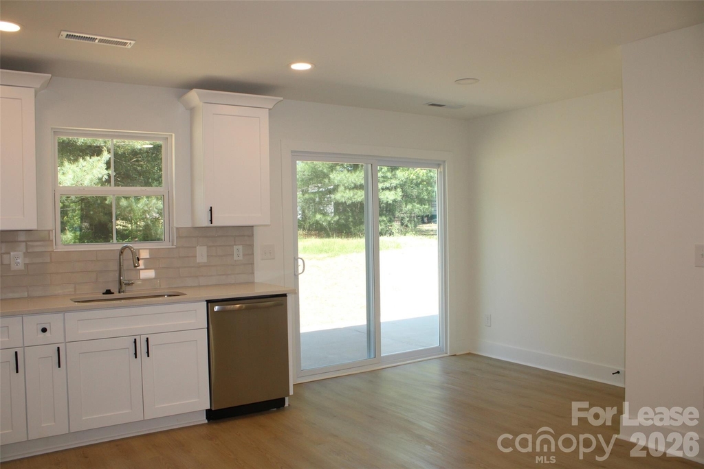 562 W Park Avenue - Photo 2