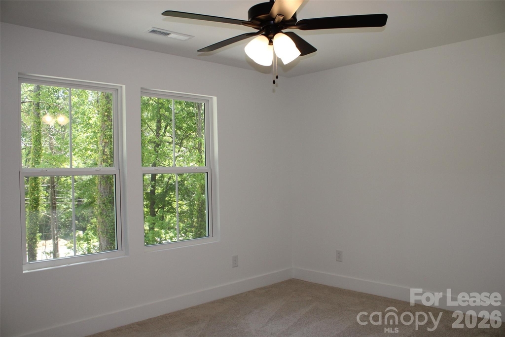562 W Park Avenue - Photo 11