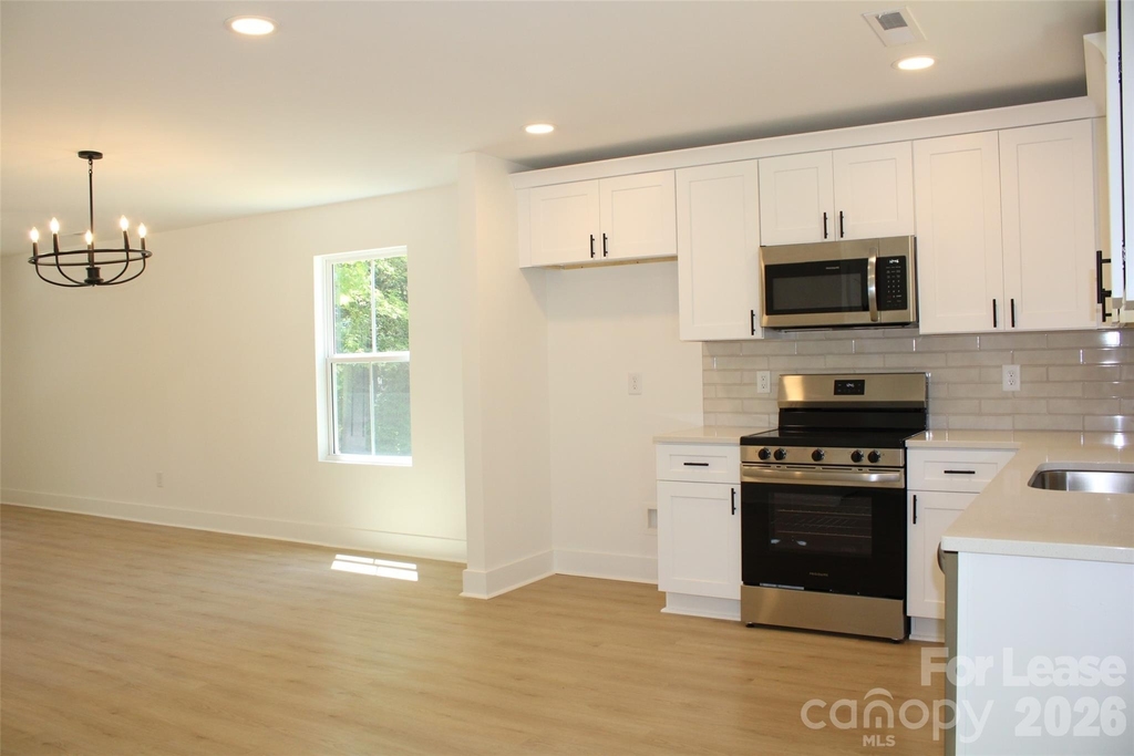562 W Park Avenue - Photo 3
