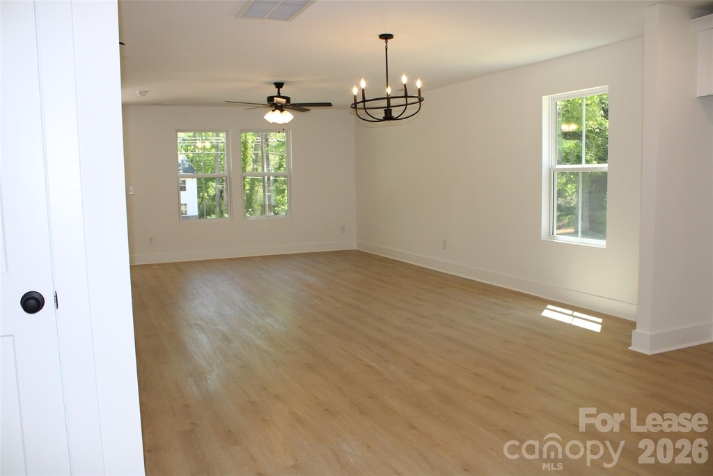 562 W Park Avenue - Photo 7