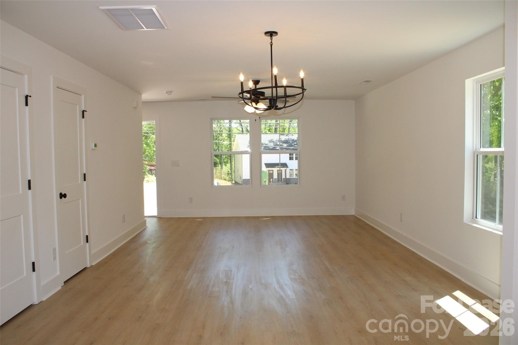 562 W Park Avenue - Photo 6
