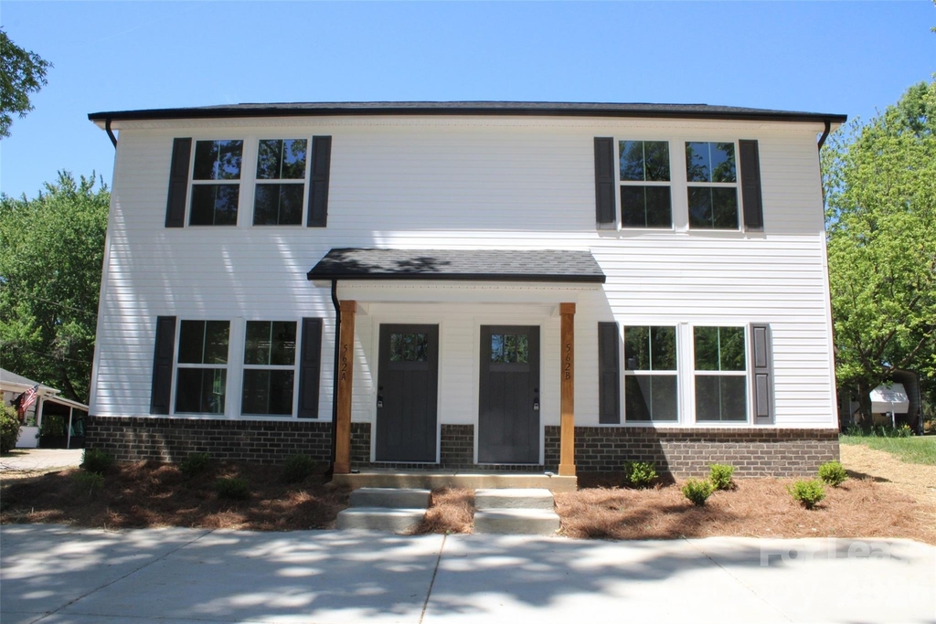 562 W Park Avenue - Photo 0