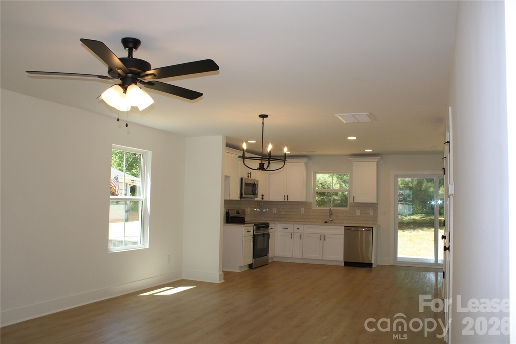 562 W Park Avenue - Photo 5