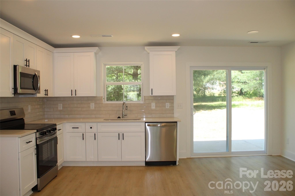 562 W Park Avenue - Photo 8