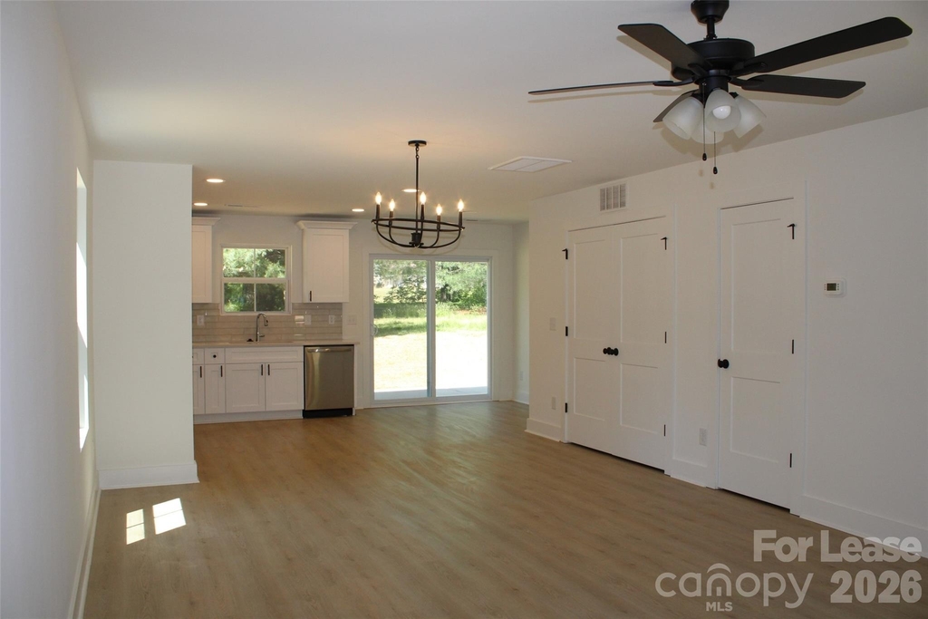 562 W Park Avenue - Photo 4