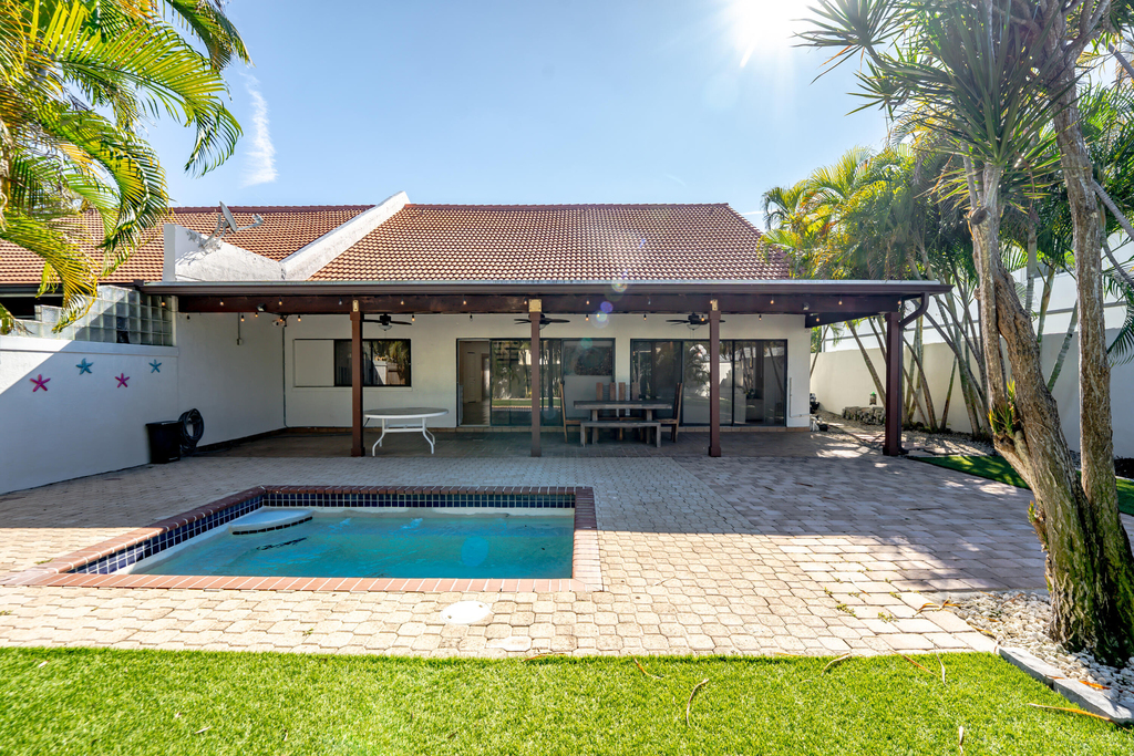 665 Jeffery Street - Photo 0