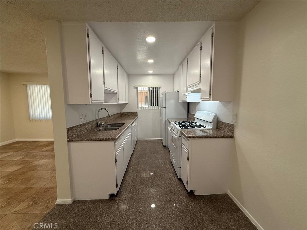 221 W Elm Avenue - Photo 5