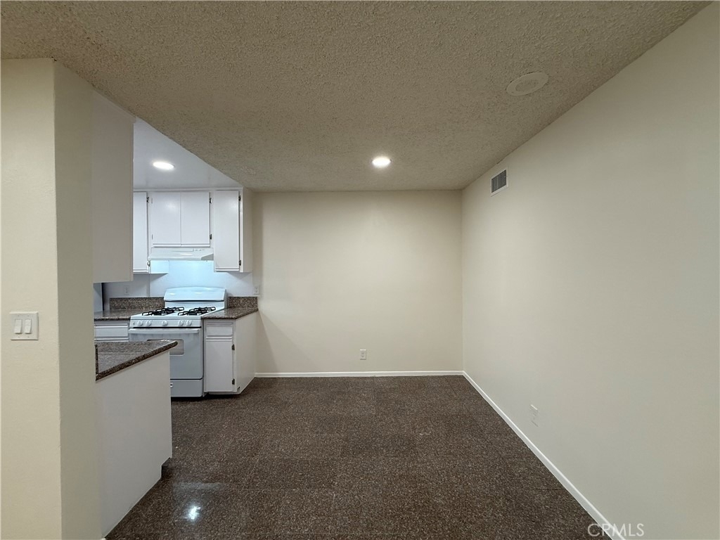 221 W Elm Avenue - Photo 3
