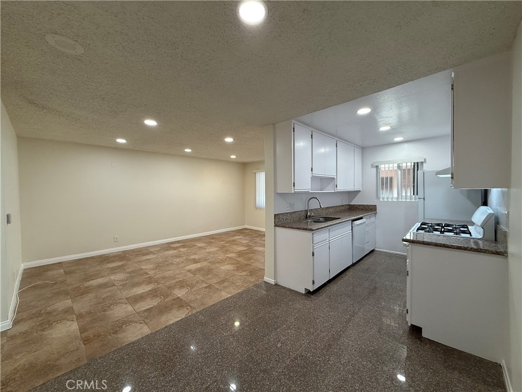 221 W Elm Avenue - Photo 4