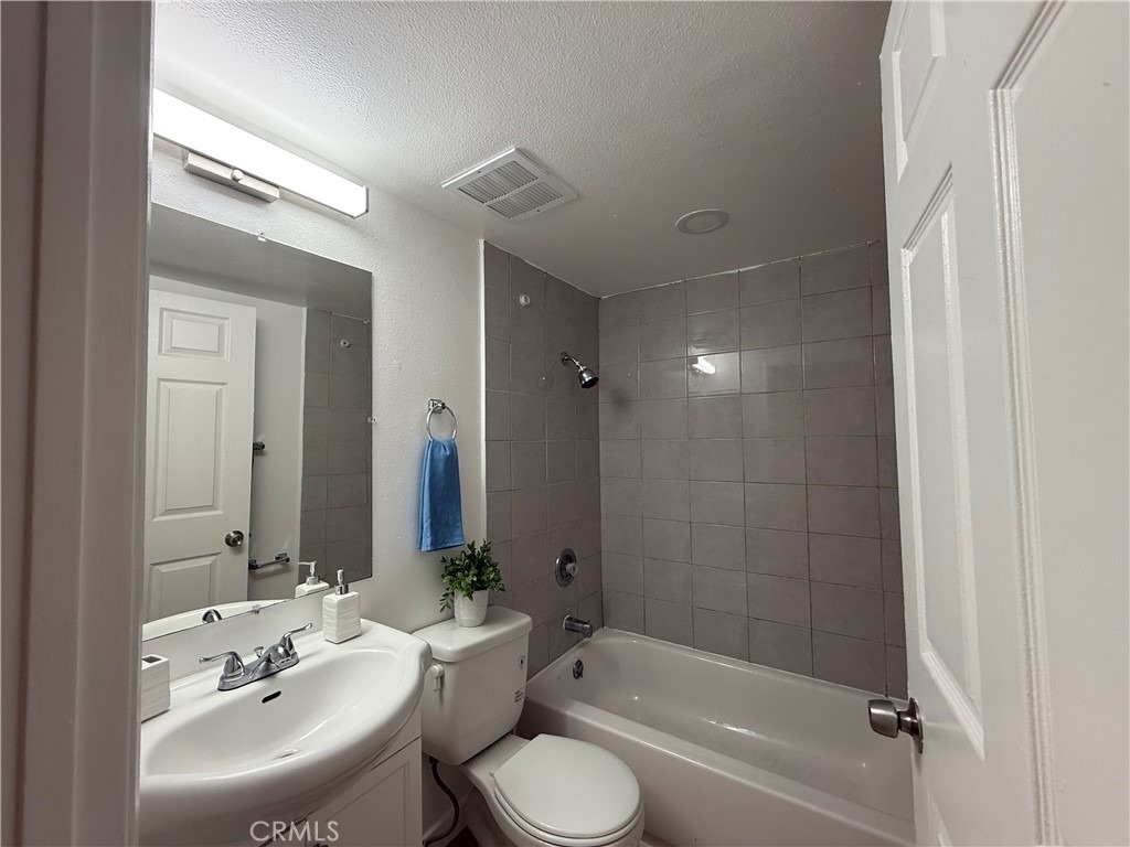 11839 Burbank Boulevard - Photo 19