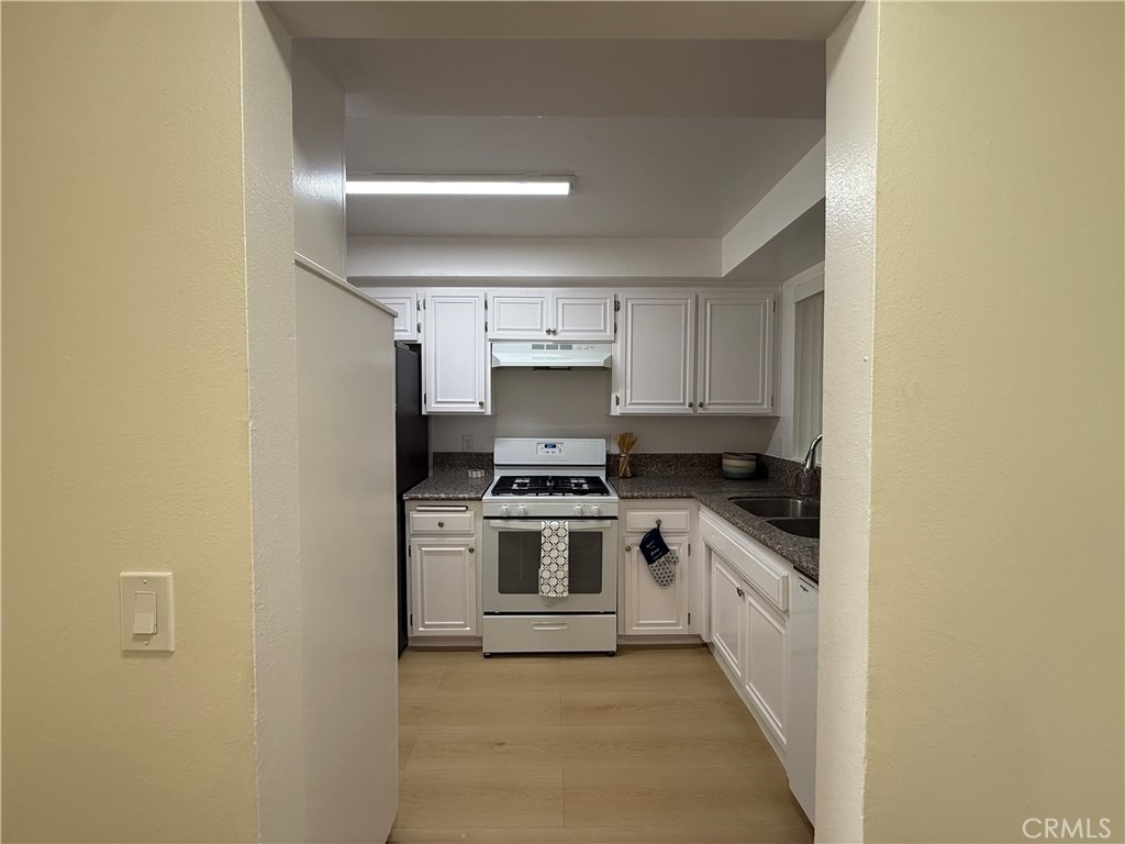 11839 Burbank Boulevard - Photo 2