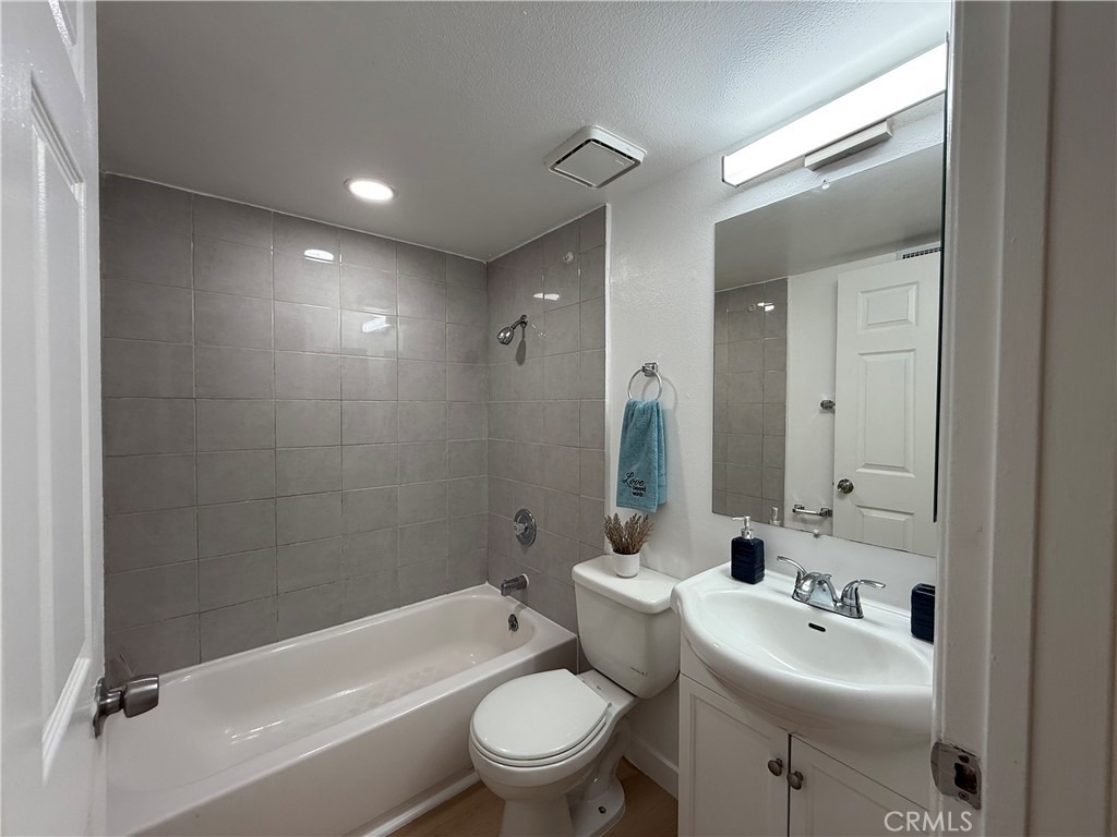 11839 Burbank Boulevard - Photo 20