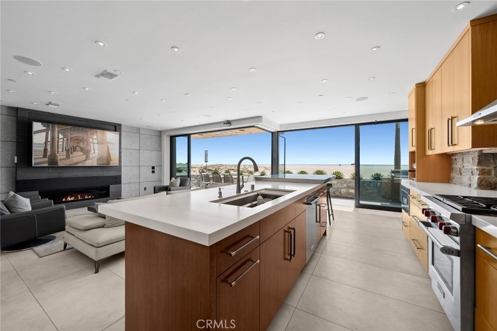 800 W Oceanfront - Photo 3