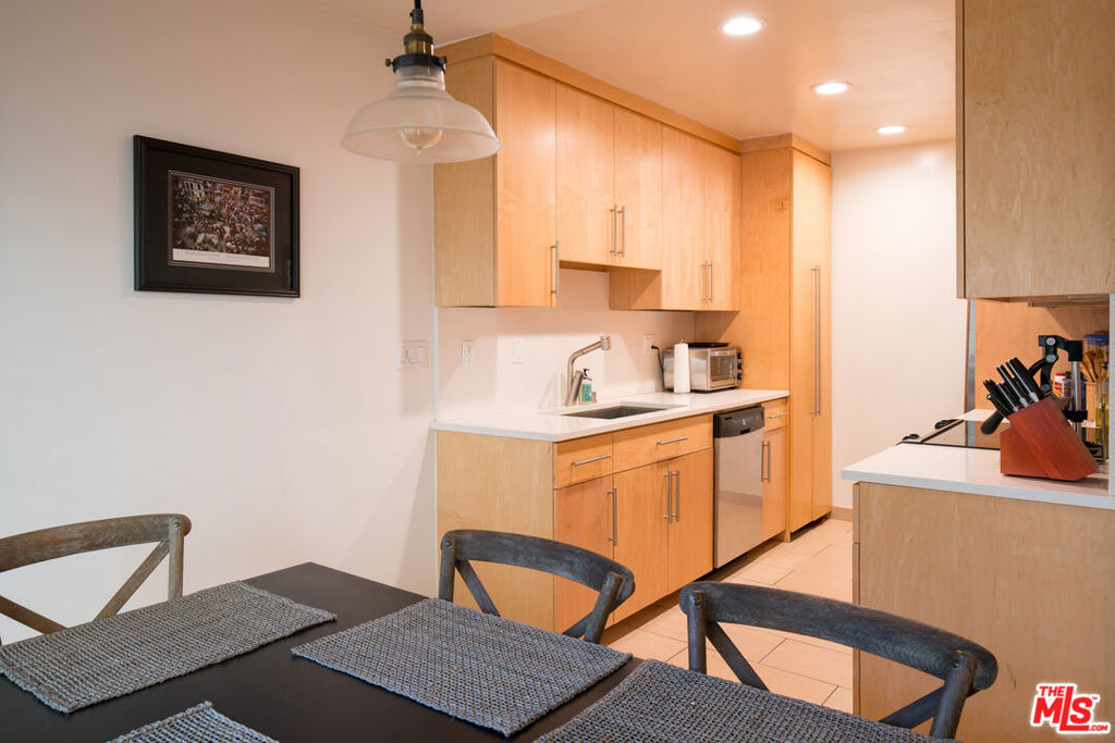 931 N Alfred Street - Photo 11