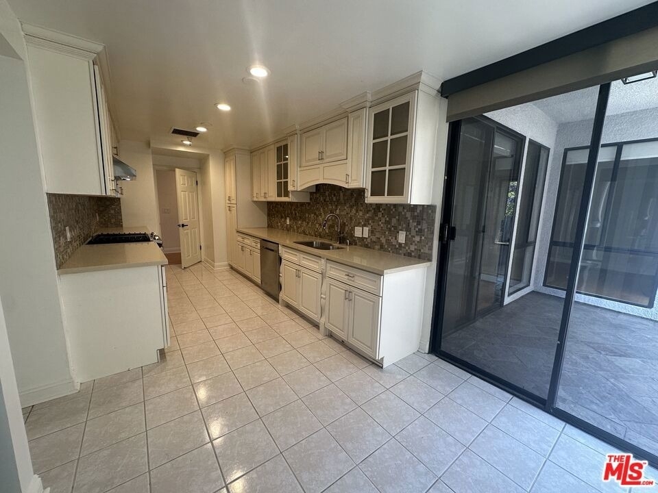 324 N Palm Drive - Photo 13