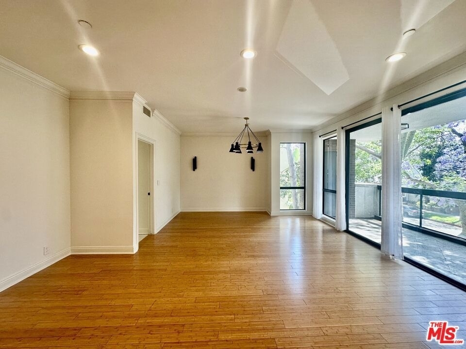 324 N Palm Drive - Photo 3