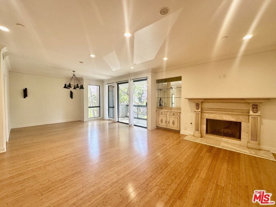 324 N Palm Drive - Photo 2