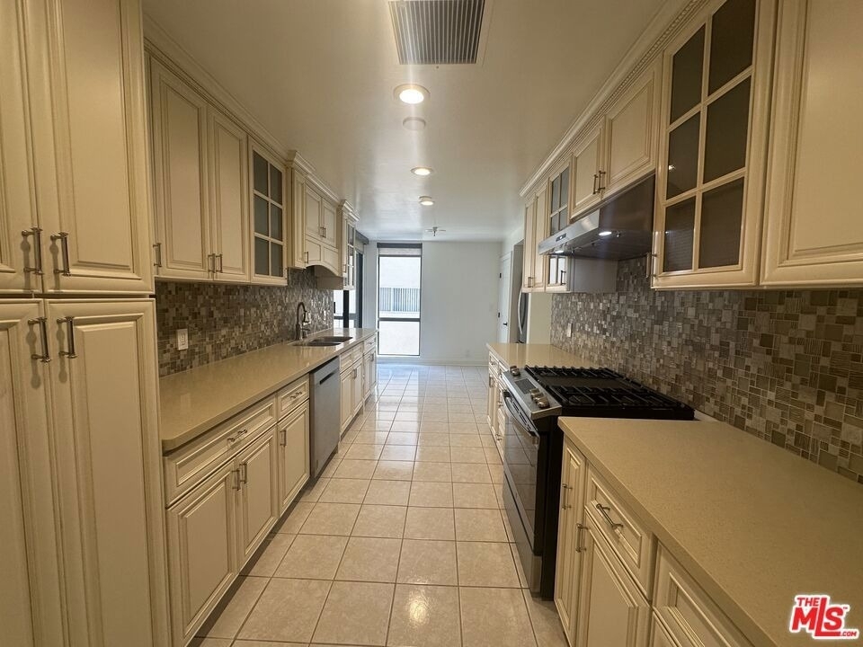 324 N Palm Drive - Photo 10