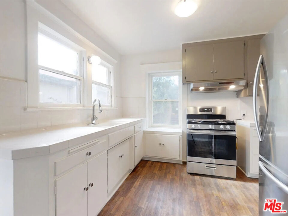 1260 N Flores Street - Photo 3