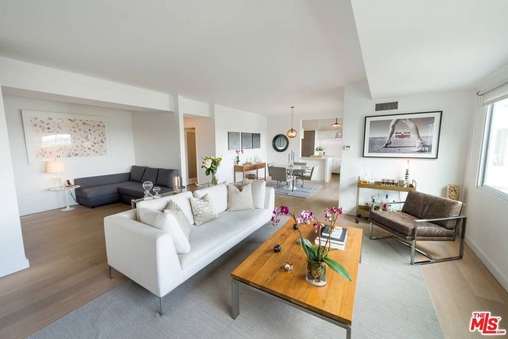 838 N Doheny Drive - Photo 2