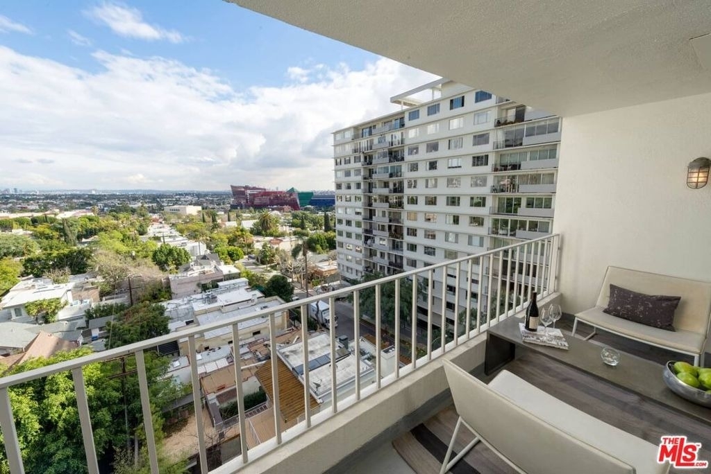 838 N Doheny Drive - Photo 12
