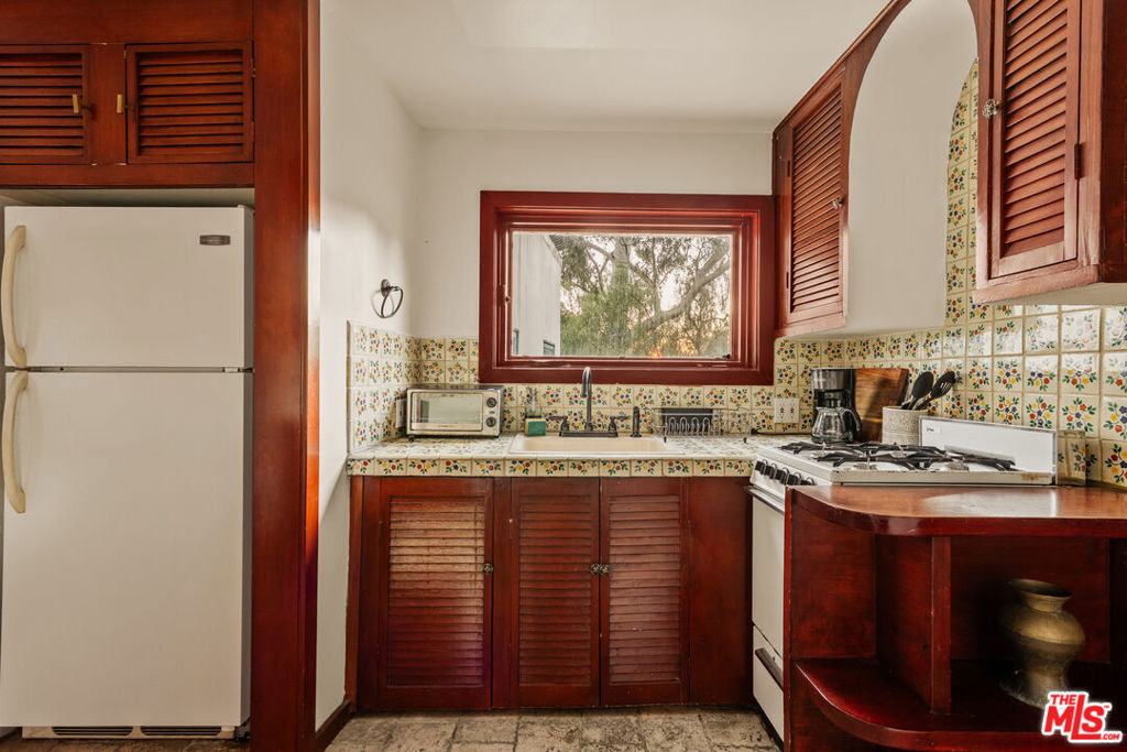 2002 N Las Palmas Avenue - Photo 33