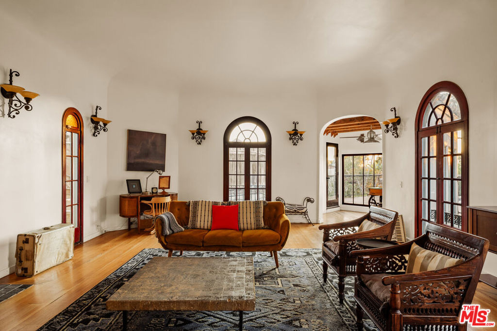 2002 N Las Palmas Avenue - Photo 4