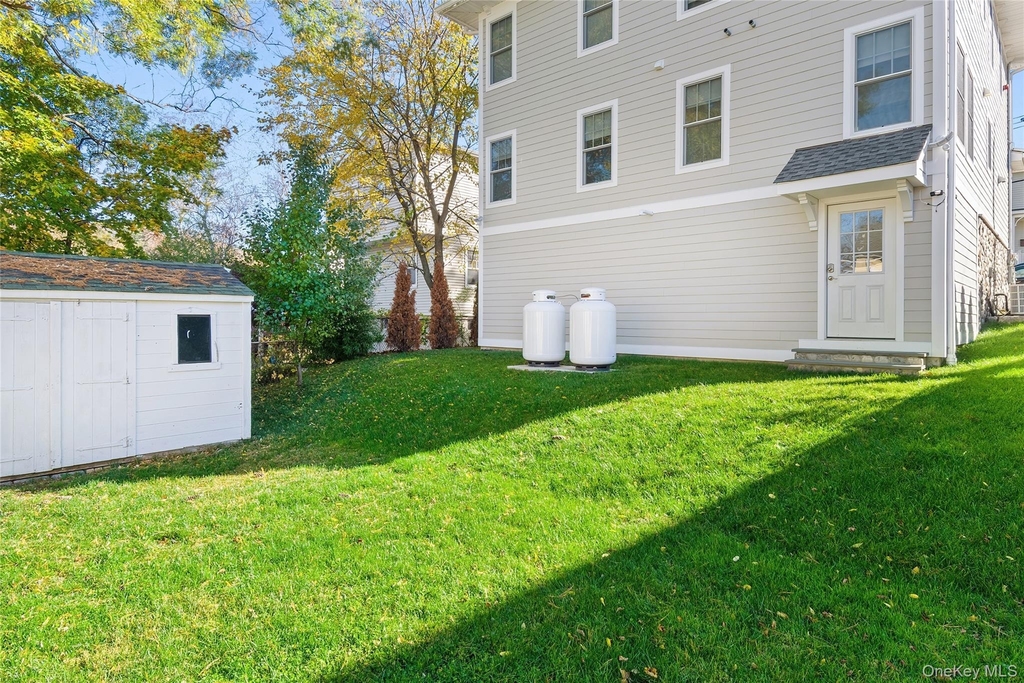33 Devoe Street - Photo 1