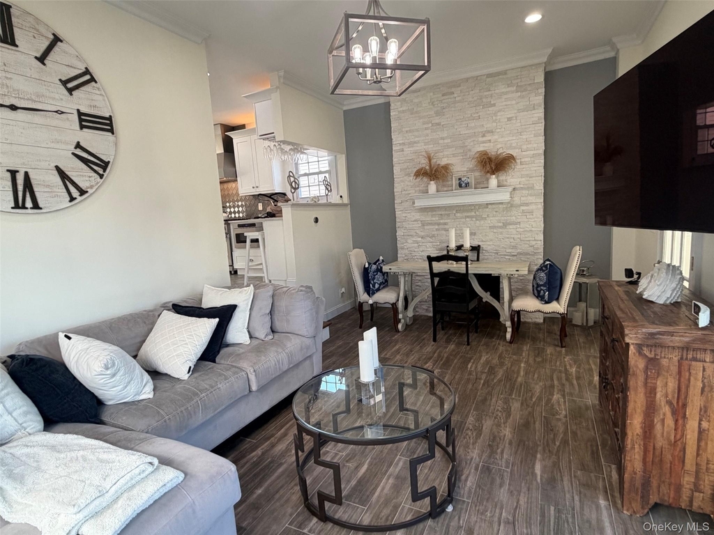 326 E Walnut Street - Photo 2