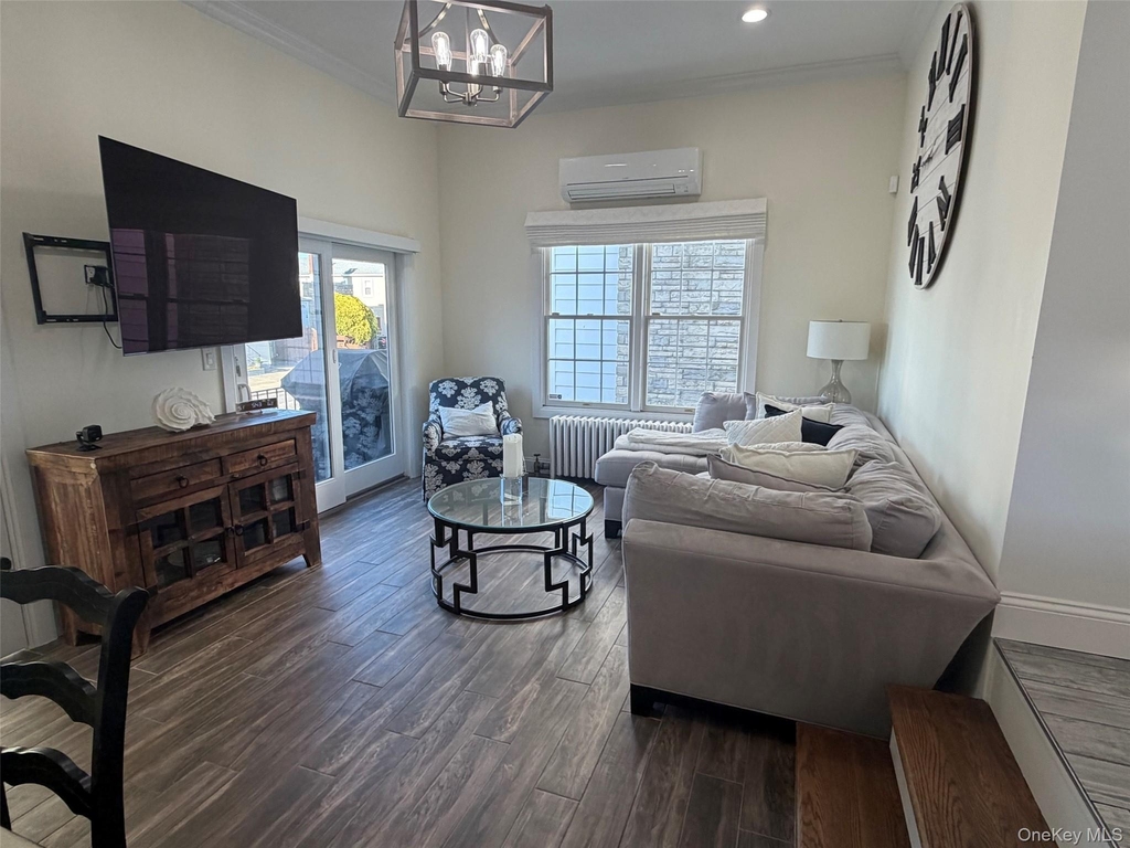 326 E Walnut Street - Photo 0