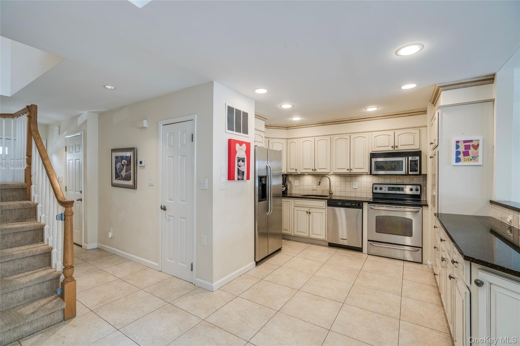 100 Woodlake Drive W - Photo 2