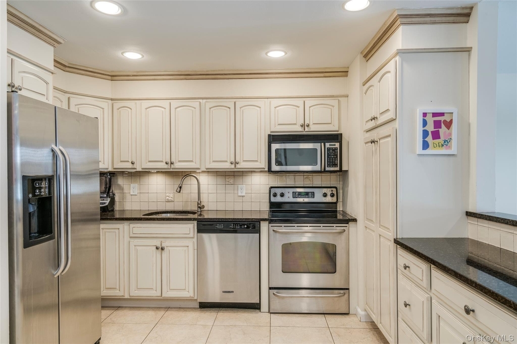 100 Woodlake Drive W - Photo 4