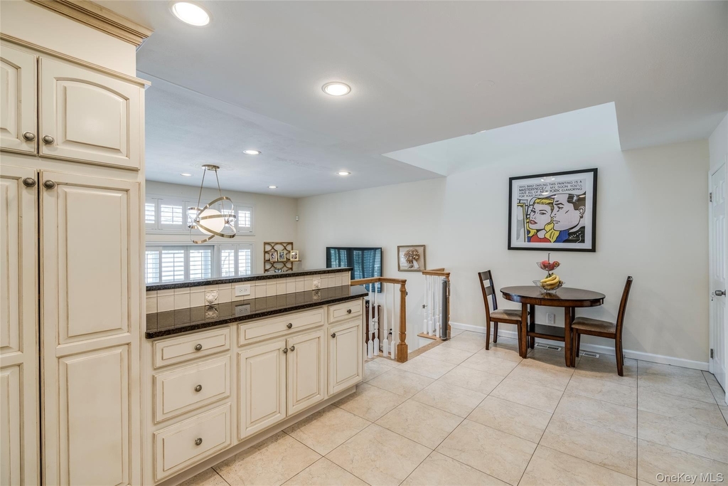100 Woodlake Drive W - Photo 5