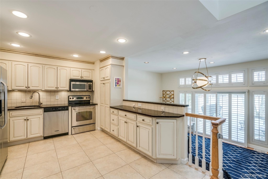 100 Woodlake Drive W - Photo 3