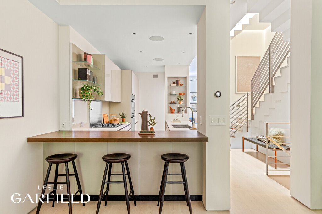 240 E 61st Street - Photo 3