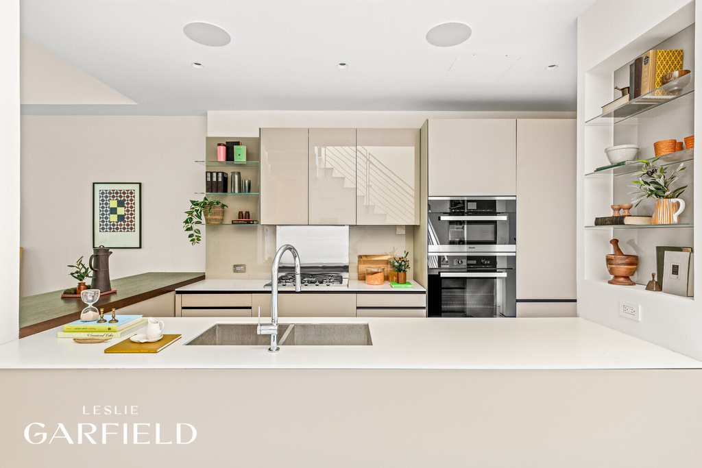240 E 61st Street - Photo 2