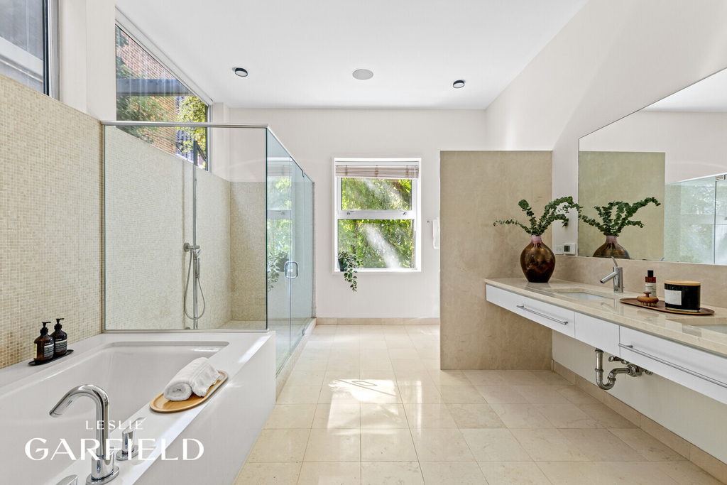 240 E 61st Street - Photo 10