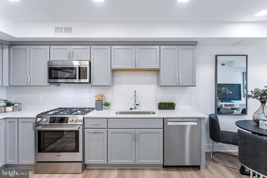 701 N Henry Street - Photo 13