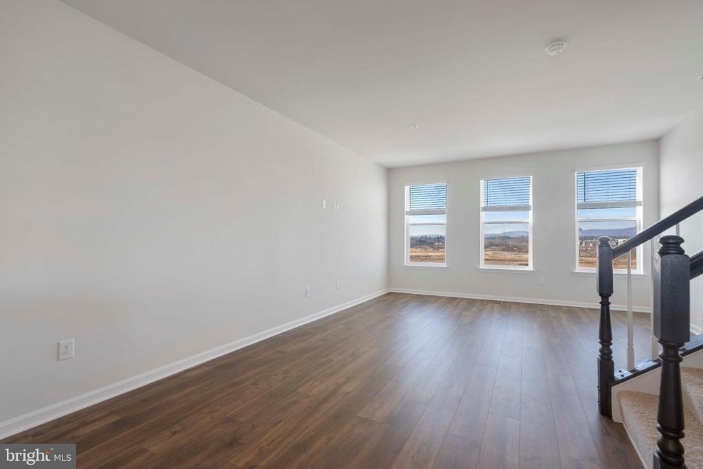 462 Tiller Street - Photo 2
