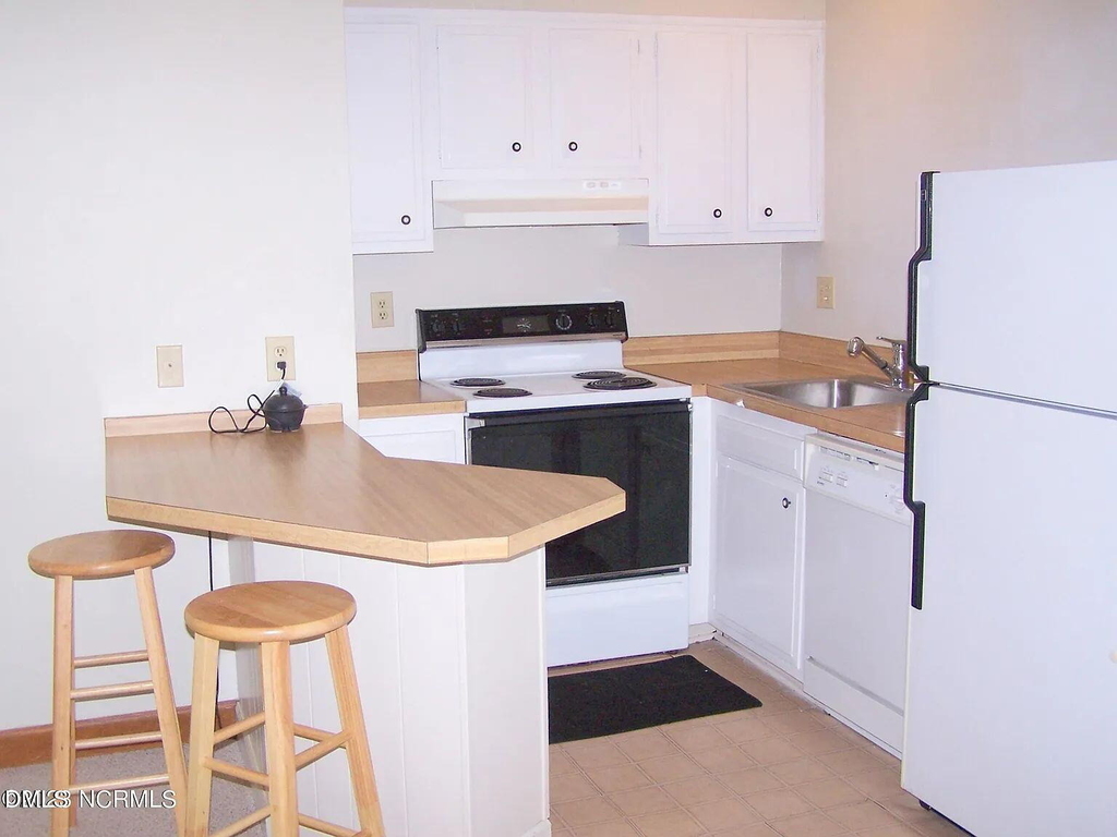220 Foxkroft Drive - Photo 4