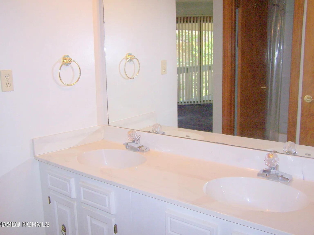 220 Foxkroft Drive - Photo 18