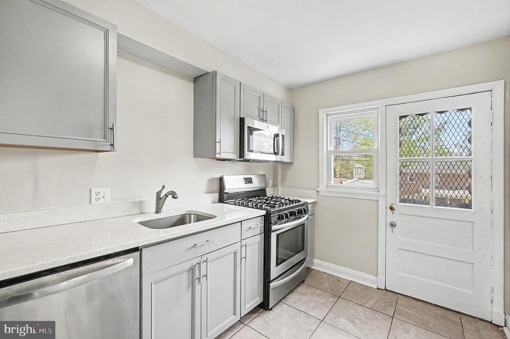 828 Saint Dunstans Road - Photo 5