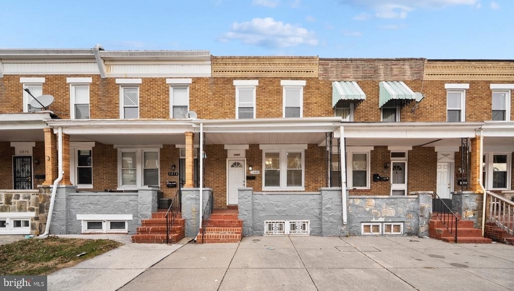 2880 Pelham Avenue - Photo 1