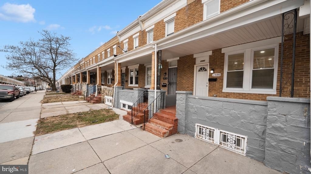 2880 Pelham Avenue - Photo 2