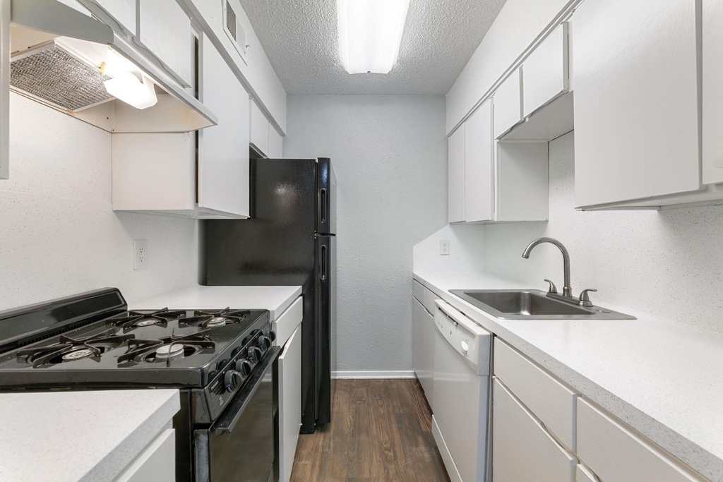 406 E 30th St - Photo 5