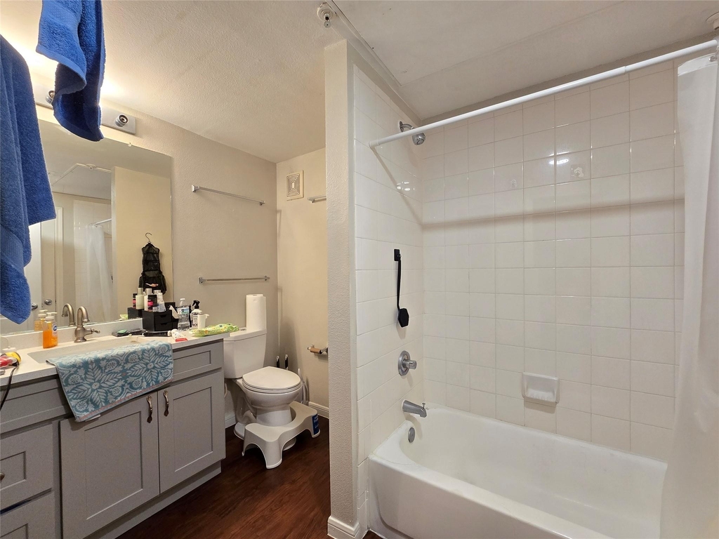 2320 Gracy Farms Ln - Photo 3